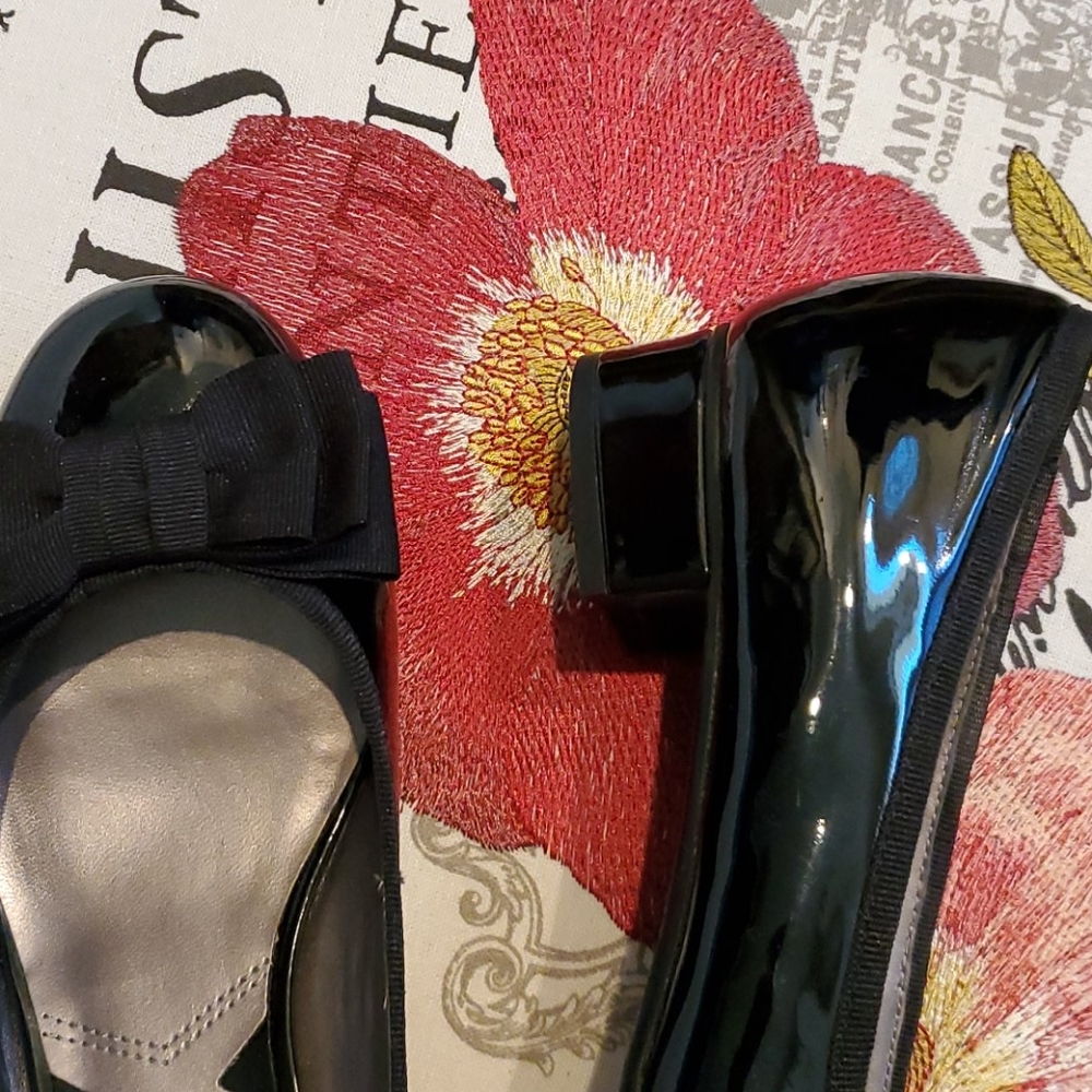 Flat patent leather shoes
